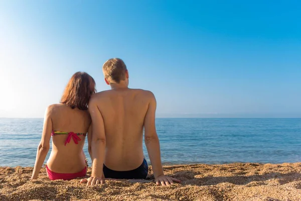 Casou Com Jovem Casal Sentado Praia Frente Mar Oceano — Fotografia de Stock