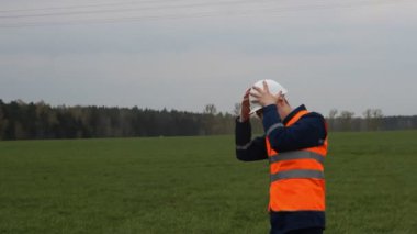 Koruyucu bir kask mühendis ve Rüzgar sinyal alır sığınak yelek