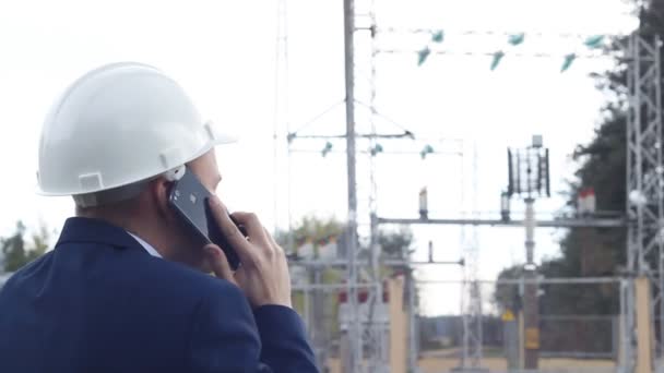 Rozzlobený inženýr křičí, mluvil po telefonu na pozadí elektrárna — Stock video