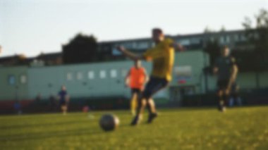 Kaleci kaydeder ve düşüyor, futbol oyuncu saldırıları, ağır çekimde Stadyumu'nda amatör oyun