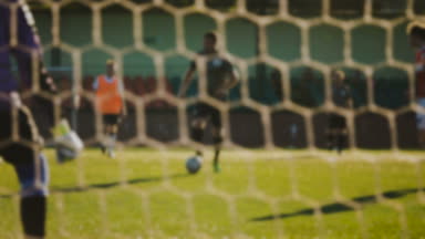 Kaleci futbol oyuncu saldırıları, ağır çekimde gol, küçük Stadyumu'nda amatör oyun kaydeder