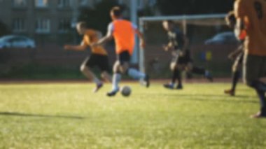 Oyuncu ve ekibi saldırıyor, ağır çekimde küçük Stadyumu'nda amatör futbol oyunu