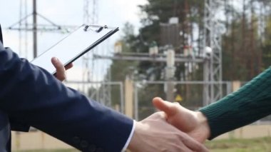 El sıkışma elektrik santrali arka plan