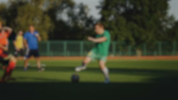 Uitstapjes of pogingen om de reis van een tegenstander, pakken voetbal vals, fair voetballen — Stockvideo