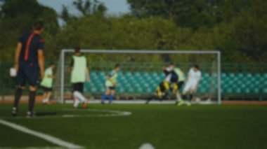 geniş bir hedef, hakem yükseltir onun el, ağır çekim, Futbol Şampiyonası, eğitim, takım futbol oyuncu puanları vurdu, Top hits hedef, goalee özlüyor hedefi, ihtimal, için arka plan bulanık