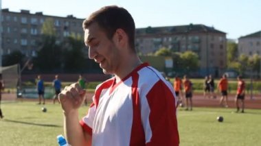 Futbolcu içecekler su eğitim sırasında