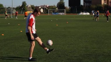 Futbolcu ayak üzerinde bir futbol topu eğitim ve zıplatma