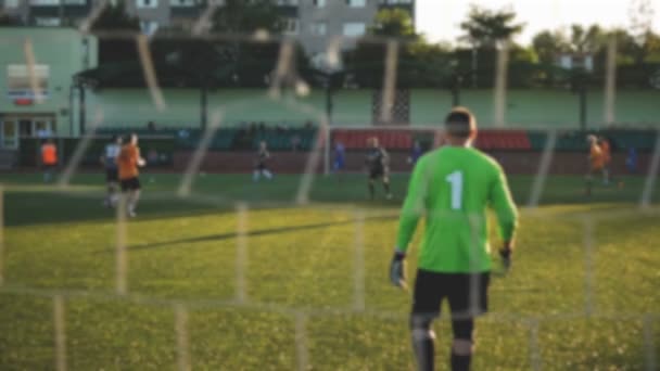 Goleiro caminha em câmera lenta, visão traseira, jogo de equipe, campeonato amador, dígito 1 em goalees T-shirt — Vídeo de Stock