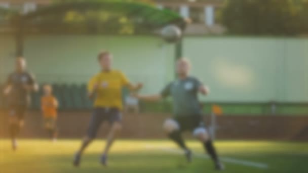 Een gevaarlijke kick op de bal, flip pass, kampioenschap, amateur voetbalwedstrijd, fair play — Stockvideo