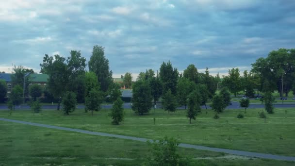 Sommerzeit der Stadt. grüne Bäume und blaue Wolken am Himmel. Hintergrund, Natur am Tag. Autos und Autos fahren auf der Straße. europäisches Stadtleben in Wohngebieten oder Vierteln im Sommer. — Stockvideo