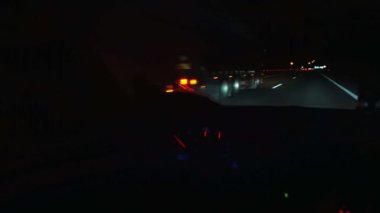 Gece bir arabaya binmek. Gece bir otobanın yolcu bölümünden görüntü, farlar, yol işaretleri, arka plan