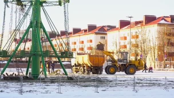 Arbeiter demontieren eine Christbaumstruktur auf dem zentralen Hauptplatz in Bobruisk, Weißrussland - 24.01.19 — Stockvideo