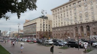 Kiev, Ukrayna - 30 Temmuz 2019: Kiev Khreshhatyk 'in ana caddesi, araba ve turist trafiği