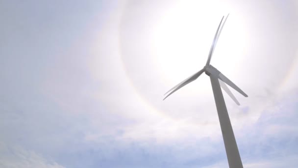 Générateur d'énergie éolienne qui produit de l'électricité grâce à la rotation des pales du rotor de l'industrie éolienne, ciel bleu, espace de copie, hélice — Video