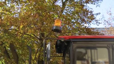 Kazı makinesinde turuncu acil durum sinyali. İş sırasında yol kullanıcılarının dikkatini çekme kavramı. Sürücü güvenliği yolda.