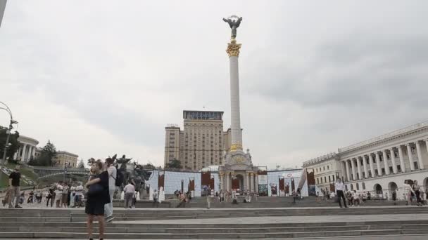 KIEV, UKRAINE - 30 juillet 2019 : Place centrale de Kiev - place de l'indépendance, timelapse — Video