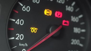 Spiral simgesi, dizel bir motorun üzerindeki parıltı bujilerinin eklendiğini gösteriyor. Kışın dizel motorun soğuk başlangıcı. Hız göstergelerindeki yakın çekim göstergeleri aç ve yak. Motora tepki