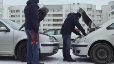 Adamlar akü boşaltımını bağlantı kablolarıyla yükleyip terminale bağlayacaklar. Kış günü kapüşonlar park yerinde açılır. Arıza ya da otomatikle ilgili bir sorun. Bölüm 3