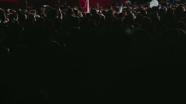 Kalabalık hareketi. Siyasi protestolar ve grevler. İnsanlar geceleri gidiyor. Arka planda siluetler var. Demokrasi ve seçim. Halka açık yerlerde yürüyüş ve grev Ulusal toplumsal huzursuzluk ve tatminsizlik