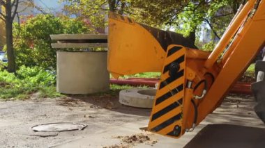 Şehirdeki bir forklifte monte edilmiş çok fonksiyonlu bir kova çene. İnşaat makineleri, endüstriyel