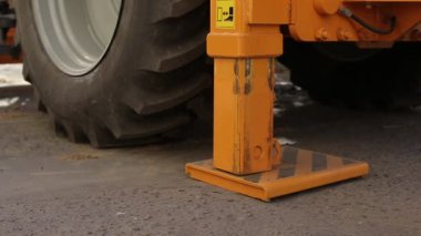 İş bittikten sonra traktör kazıcısındaki hidrolik durağı katlıyorum.