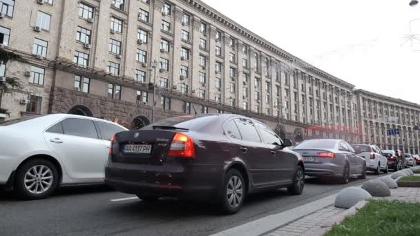 KIEV, UKRAINE - July 30, 2019: Main street of Kiev Khreshchatyk, traffic of cars and tourists — ストック動画