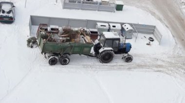 Çöp toplama servisi eski Noel ağaçlarını çöp kamyonuyla temizliyor. Yeni Yıl Tatili Konsepti
