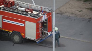 Bobruisk, Belarus - 24 Eylül 2019: İtfaiyeci yangın sırasında bir itfaiye aracındaki su akışını kontrol eder