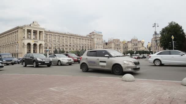 Kyjev, Ukrajina - 30. července 2019: Hlavní ulice Kyjeva Khreshchatyk, provoz automobilů a turistů — Stock video