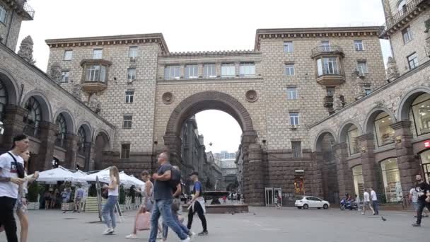 KIEV, UCRANIA - 30 de julio de 2019: Hermoso arco en la casa en la calle principal Khreshchatyk en Kiev — Vídeos de Stock