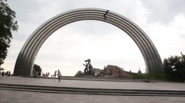 Kiev, Ukrayna - 30 Temmuz 2019: Khreshchaty Parkı yakınlarındaki insanların dostluk kemerinin simgesi