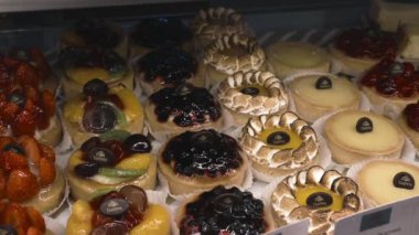 Minsk, Belarus 12.21.18 'deki tezgah vitrininde un şekerleme seti var. Pastane atölyesinde tatlılar. Bisküvi turtaları, kekler, kurabiyeler, tortlar
