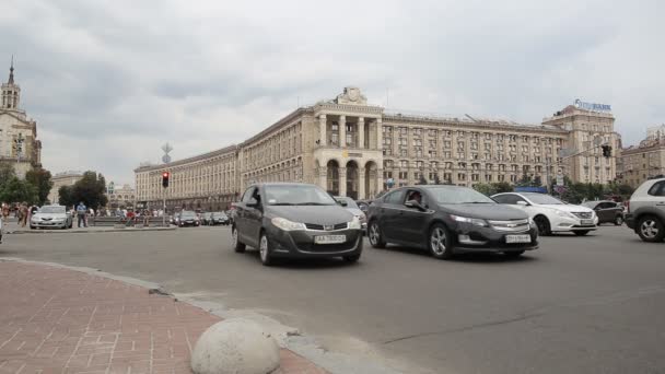 KIEV, UCRANIA - 30 de julio de 2019: Calle principal de Kiev Khreshchatyk, tráfico de automóviles y turistas — Vídeo de stock