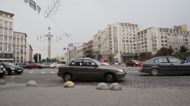 KIEV, UKRAINE - 30 juillet 2019 : La rue principale de Kiev Khreshchatyk près du parc Khreshchaty et l'arche de l'amitié des peuples — Video