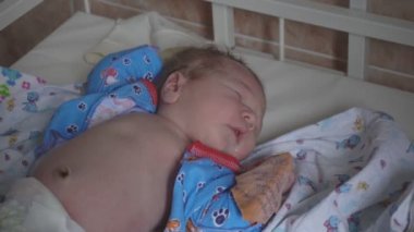 Küçük beyaz oğlan güzel bebek taburcu olmadan önce hastanede yatıyor. Doğum hastanesi, yakın plan.