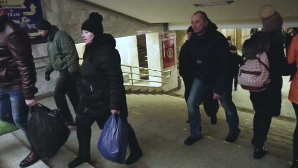 Žebrák s dítětem sedí v podchodu metra a žádá o peníze v Minsku, Bělorusko 01.18.19. Chudoba a bída — Stock video