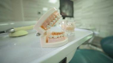 Modern dişçi muayenehanesi, takma dişli çene. Diş tedavisi ve diş protezi konsepti, implantasyon