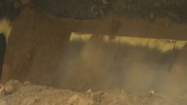 Traktör yükleyicisi yol, arka plan, endüstri, 4k, çok fonksiyonlu inşaat sırasında büyük bir kovada toprak topluyor.