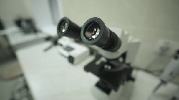 Nuovo microscopio moderno in laboratorio. Il concetto di ricerca e analisi in medicina, background, microbiologia — Video Stock