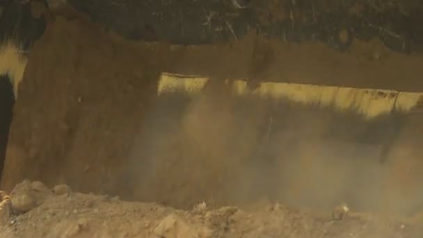 Cargador de tractores recogiendo el suelo en un gran cubo durante la construcción de la carretera, fondo, industria, 4K, multifuncional — Vídeos de Stock