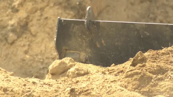 Φορτιστής ελκυστήρων μαζεύοντας χώμα σε ένα μεγάλο κουβά κατά την κατασκευή του δρόμου, φόντο, βιομηχανία, 4k, πολυλειτουργικό — Αρχείο Βίντεο