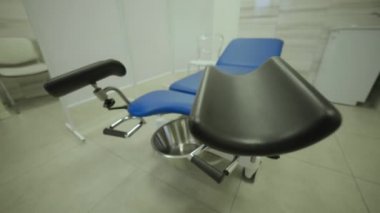 Kadınlar için kanepesi olan yeni modern jinekoloji ofisi. Doğum ve kürtaj kavramı, doktor.