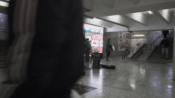 Guy student vydělává peníze hraním na kytaru v podchodu metra v Minsku, Bělorusko 12.21.18 — Stock video