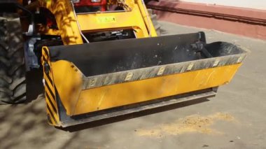 Doldurucudaki çok işlevli bir hidrolik kova çene şehirde yakın planda çalışır. İnşaat makineleri, endüstri