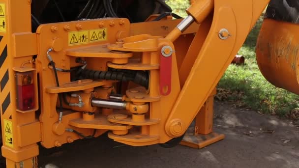 Výkonná hydraulická čerpadla, která jsou ovládána otáčením kyblíku v rypadle. Hydraulický systém čerpadel. Stavební stroje, průmysl — Stock video