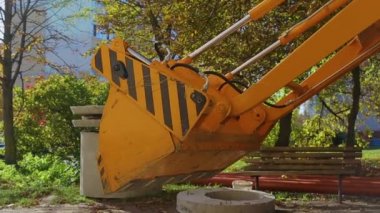 Bir kazıcı üzerinde çok işlevli bir hidrolik kova çene şehirde iş yapar, yakın çekim.