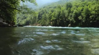 Dağ nehri rafting için akıyor. Güzel doğa. Tara Nehri 'nin temiz suyu olan kanyonu. Eğlence programı. Arkaplan