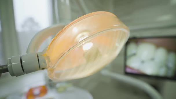 Сучасний стоматологічний кабінет, схема щелепи з зубами. Концепція лікування карієсу та відбілювання зубів, фон — стокове відео