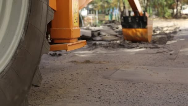 Ampliación de la parada hidráulica en la excavadora antes de iniciar el trabajo. Reparaciones en la ciudad, equipos de construcción, industriales — Vídeo de stock