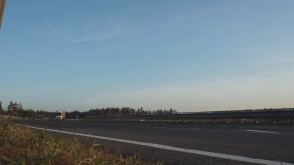 Bobruisk, Bělorusko - 17. října 2019: Velký nákladní vůz přepravuje náklad v návěsu proti modré večerní obloze. Logistika a nákladní koncepce, kopírovací prostor — Stock video